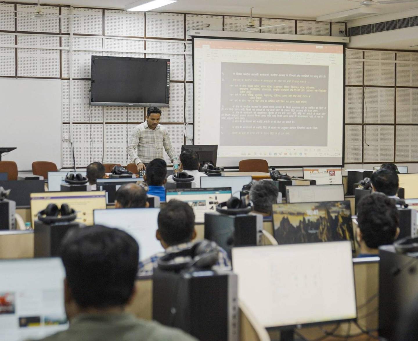 A lecture in a computer laboratory at IIT Kanpur