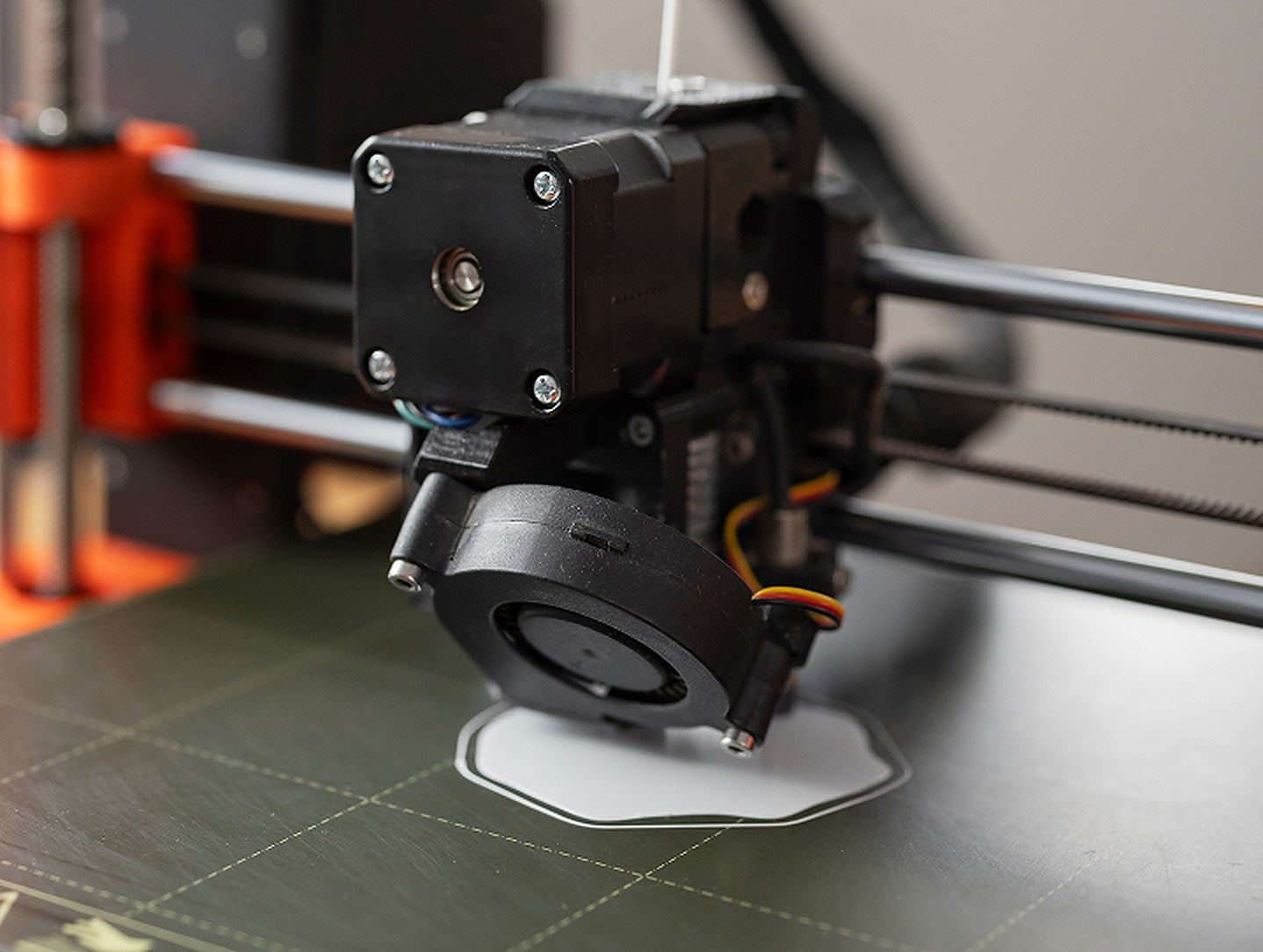 3D printer head fabricating a component