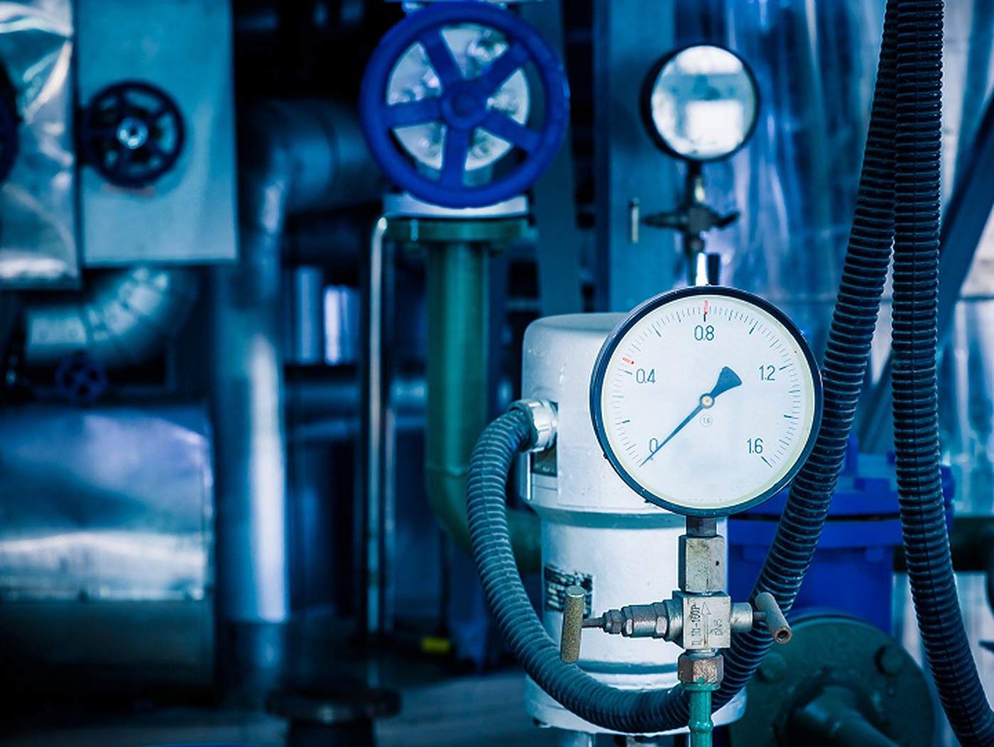 Pressure gauges on a microscopy cooling system