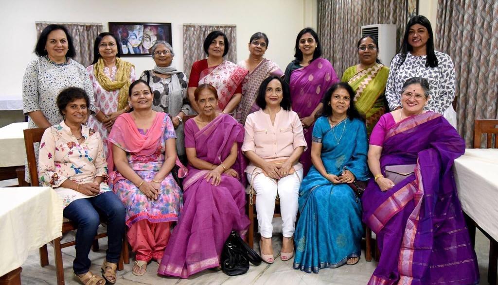 A group of women faculty and alumnae