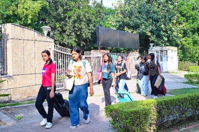 A group of people standing outside

AI-generated content may be incorrect.