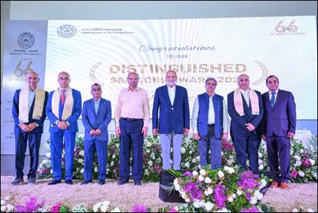 A group of men standing on a stage

AI-generated content may be incorrect.