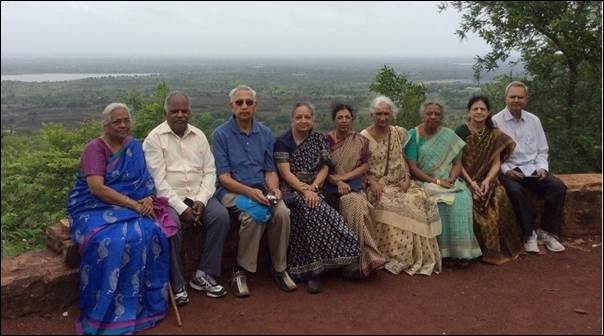 A group of people sitting on a bench

AI-generated content may be incorrect.