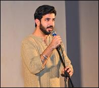 A person holding a microphone

AI-generated content may be incorrect.