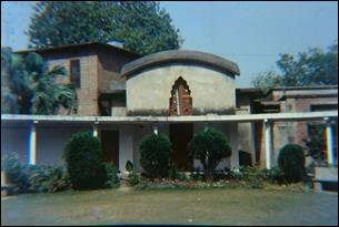 A house with a large front yard

AI-generated content may be incorrect.