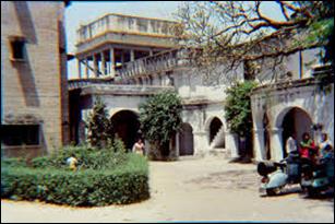A building with a balcony and a car

AI-generated content may be incorrect.