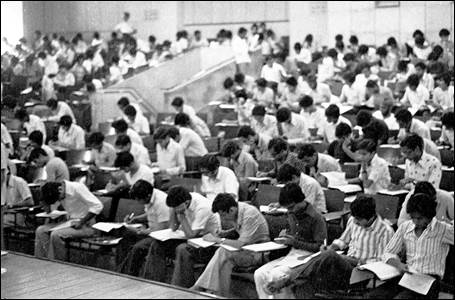 A group of people sitting in a classroom

AI-generated content may be incorrect.