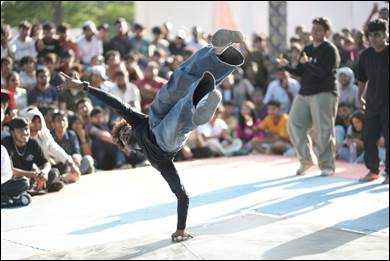 A person doing a hand flip

AI-generated content may be incorrect.